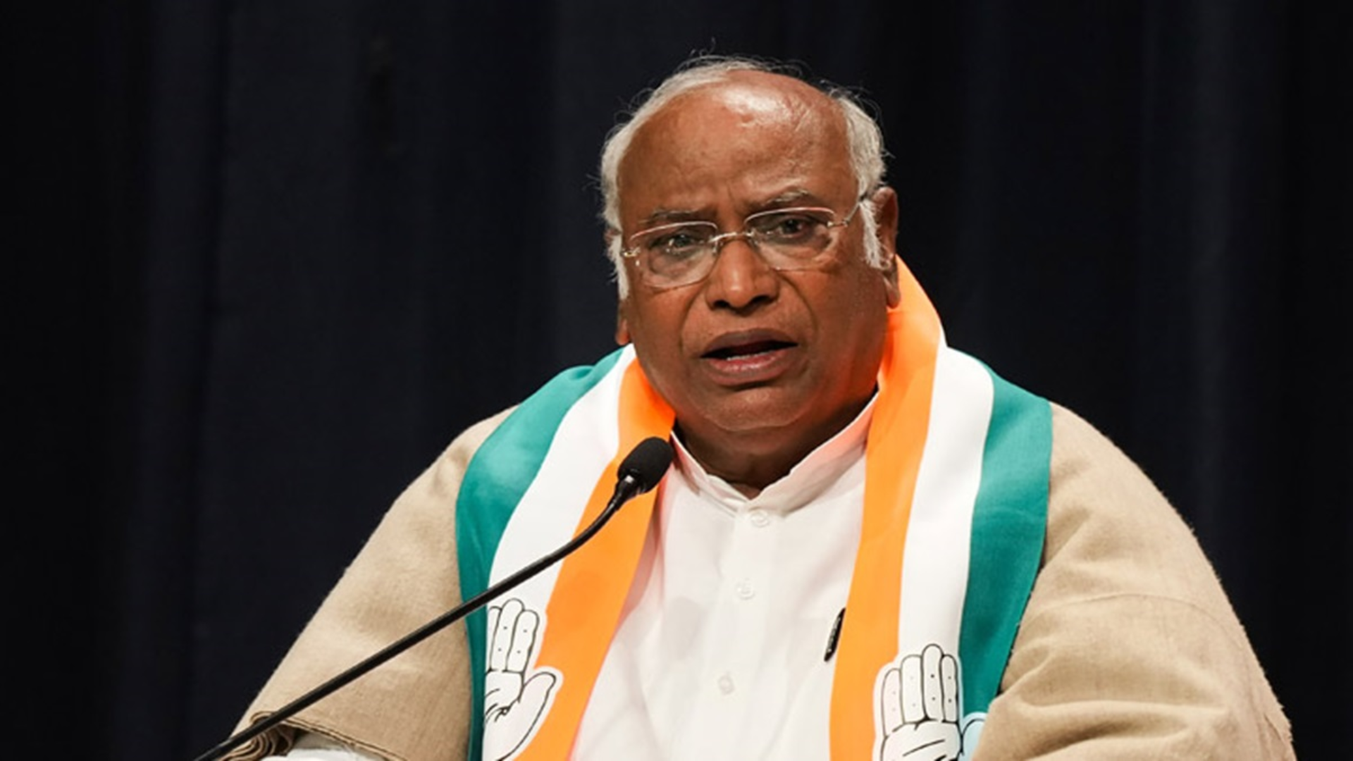 https://www.salarnews.in/public/uploads/images/newsimages/maannewsimage12112025_220554_Mallikarjun Kharge.png